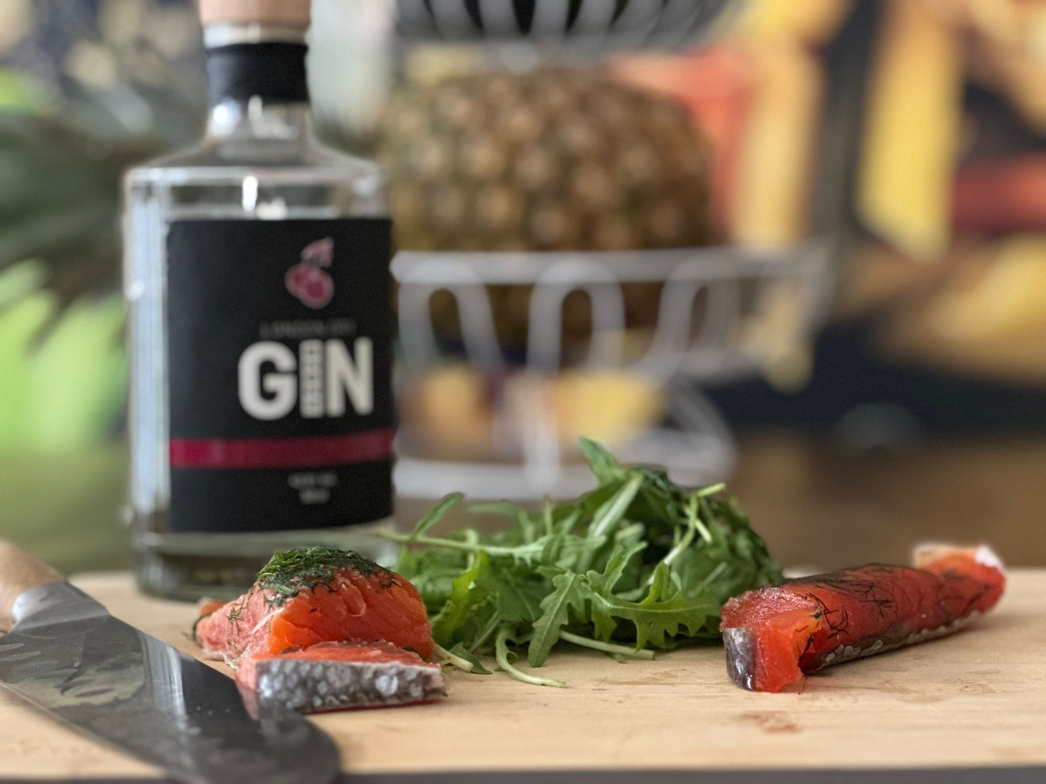 GIN42929 mit Lachs, Rucola und Messer auf Holzbrett.